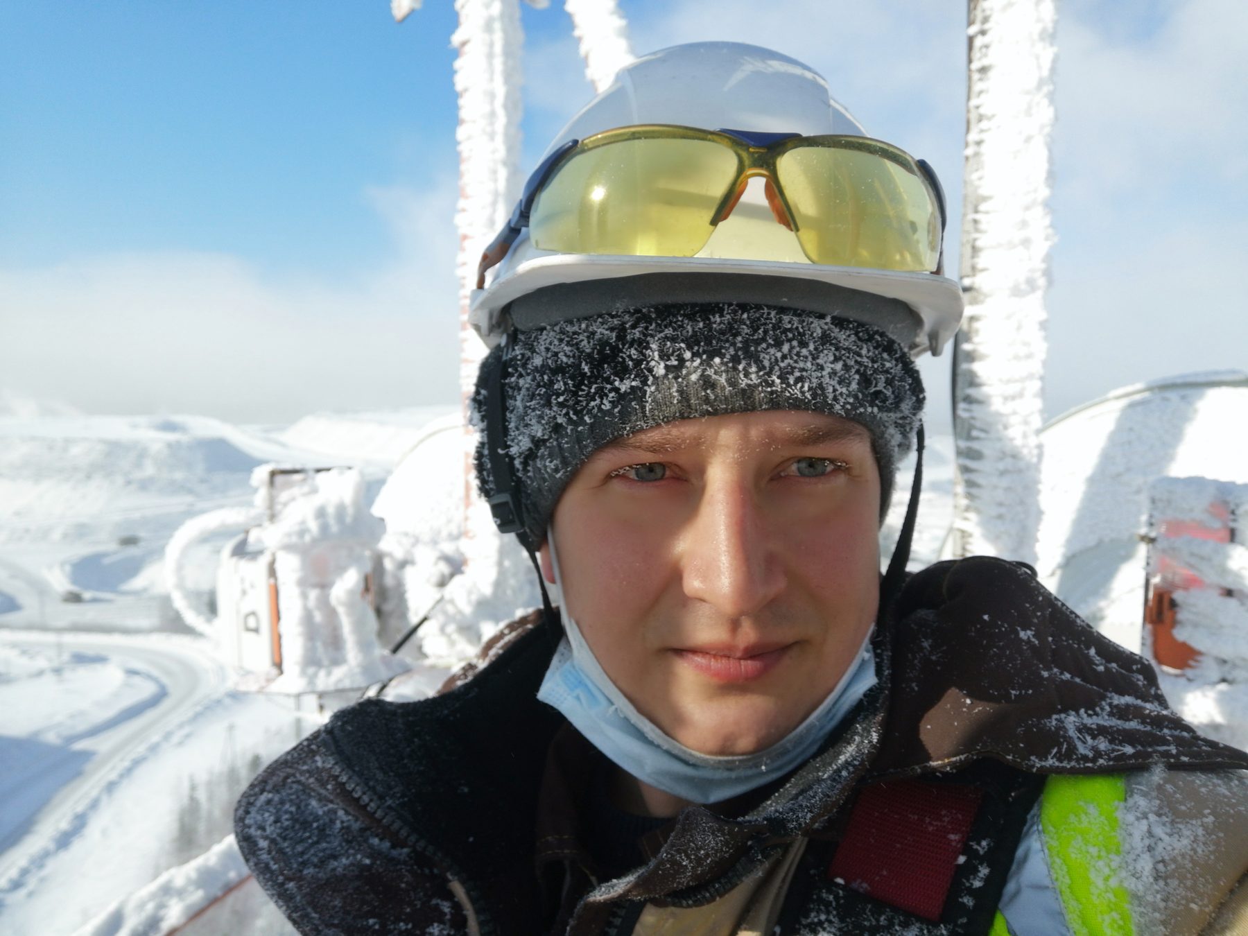 На производственном объекте зимой